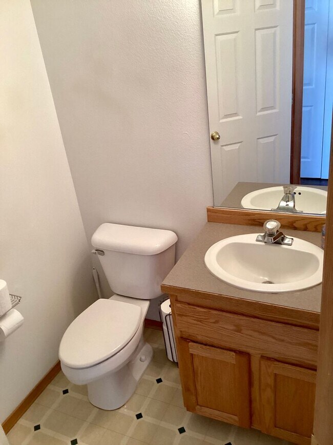 Building Photo - 3 Bed 2.5 Bath Town Home in Running Y - Ac...