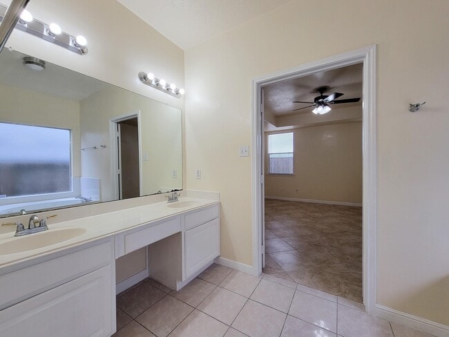 Building Photo - 14938 Brightbrook Dr