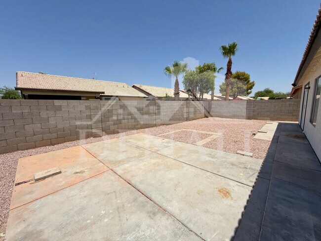 Building Photo - 490 E Bart Dr