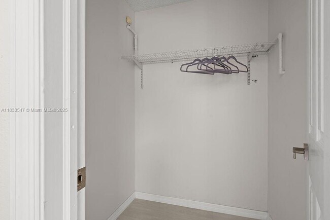 Building Photo - 2305 Tamarind Dr