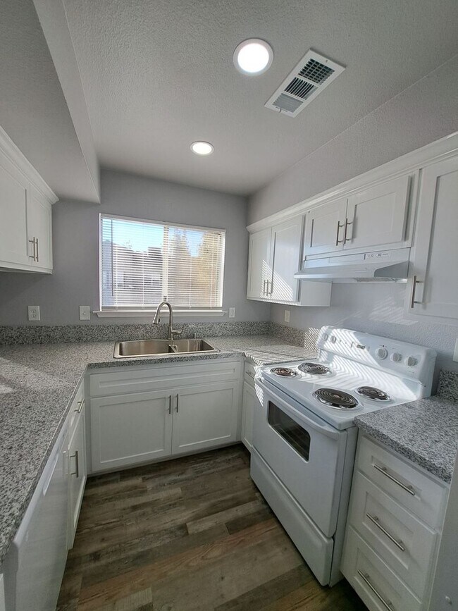 Building Photo - 3302 W Shields Ave