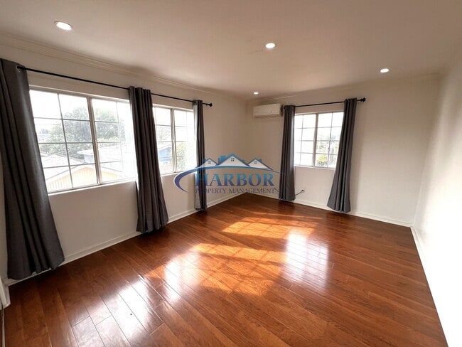 Building Photo - Charming Downey Duplex with Upgrades and Two-Car Garage