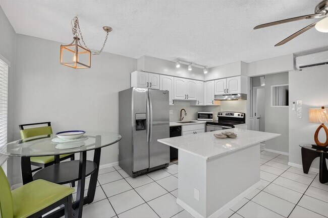 Building Photo - 2624 NE 30th Pl