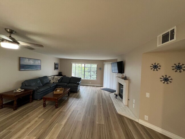 Building Photo - Two bedroom condo on the beach