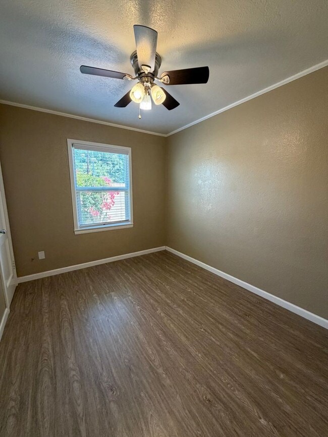 Building Photo - Newly Renovated Home in Tower District!
