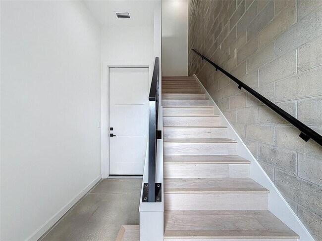 Building Photo - 1302 E Kay St