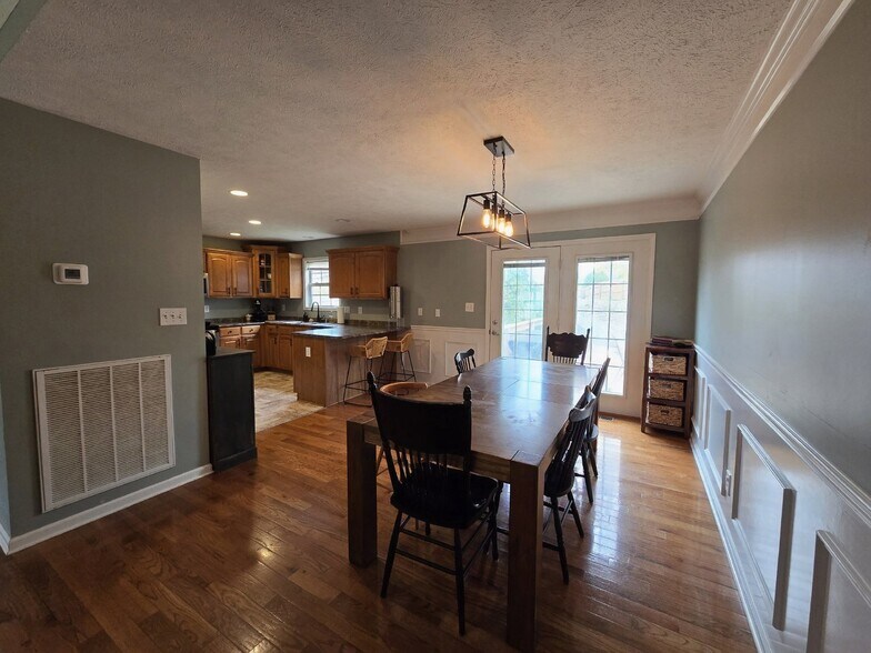 Building Photo - 594 Mountain View Dr