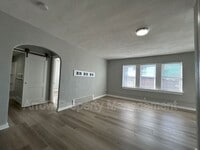 Building Photo - 723 Ella St