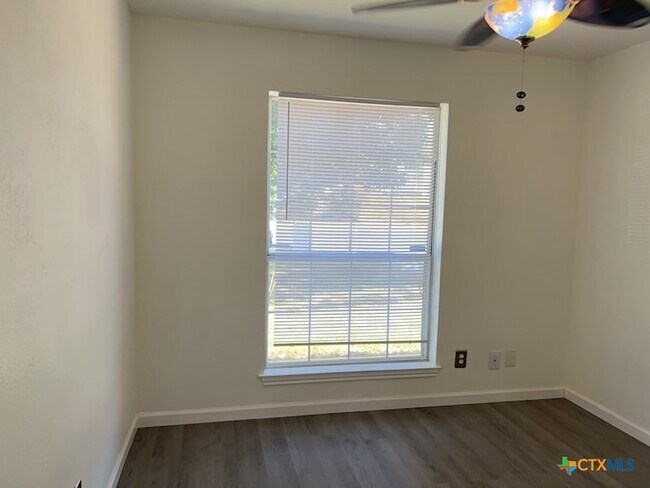 Building Photo - 2503 Armadillo Dr