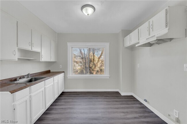 Building Photo - 1221 E 168th St