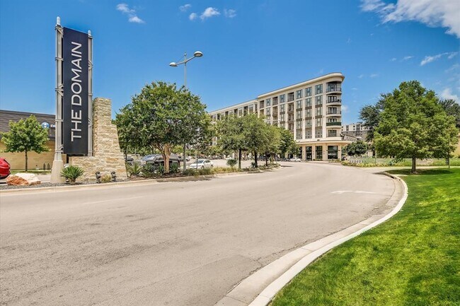 Building Photo - 6808 Luckenbach Ln