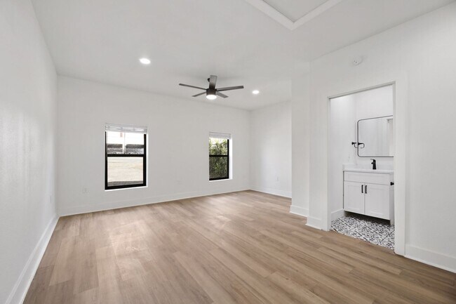 Building Photo - 8 BED 4 BATH Fully remodeled house in West...