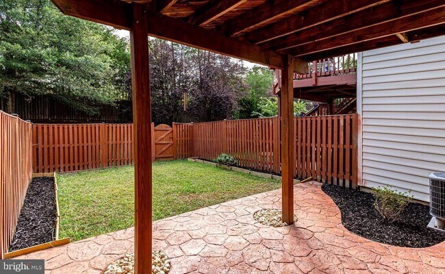 Building Photo - 25242 Dunvegan Square