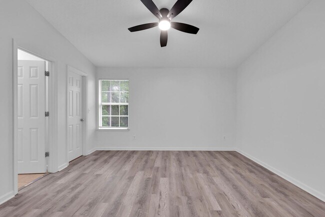 Building Photo - NEWLY RENOVATED 3 BEDROOM 2.5 BATHS TOWNHO...