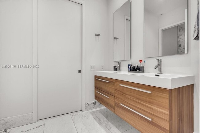 Building Photo - 230 W McIntyre St