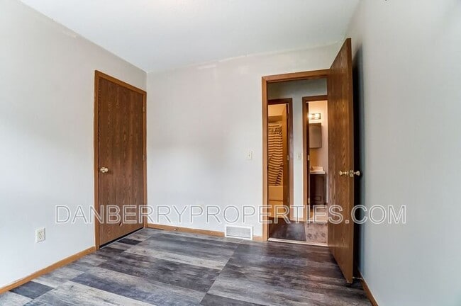 Building Photo - 3164 Kylemore Rd