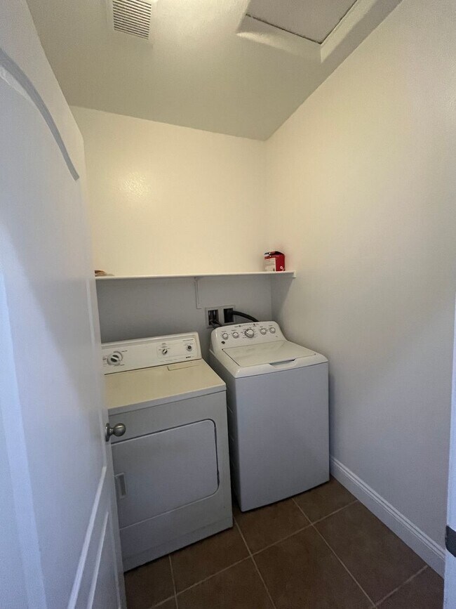 Building Photo - Stylish single-story living with 3 bedrooms, 2 baths, plus a versatile den — 1,489 sq ft of comfo...