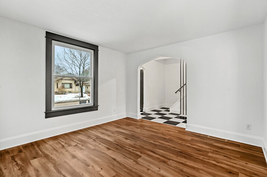 Building Photo - 3127 33rd Ave S