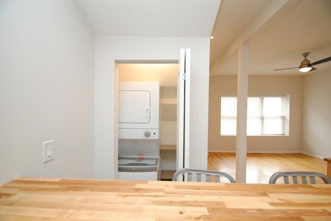 Building Photo - 2 bedroom in Chicago IL 60612