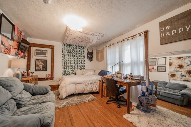 Building Photo - 4 Bedroom/ 2 Bathroom House - Downtown - A...