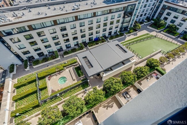 Building Photo - 260 King St