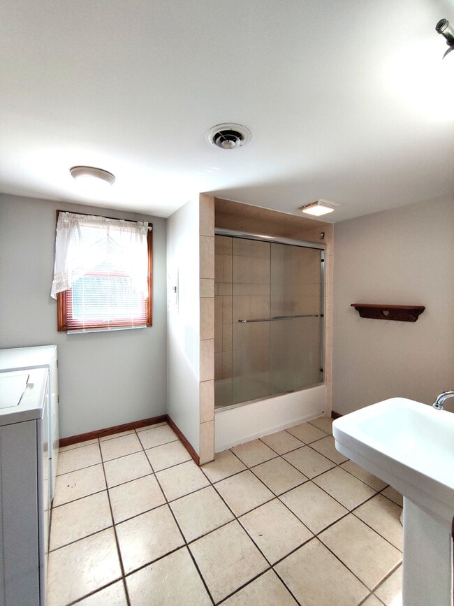 Building Photo - 220 E Pleasant St