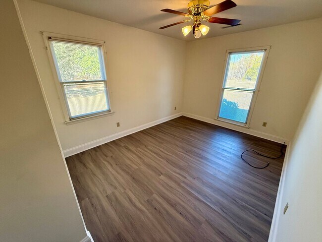 Building Photo - Charming Brick Home in Rembert!