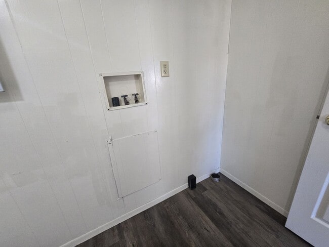 Building Photo - 2097 Castle Ave