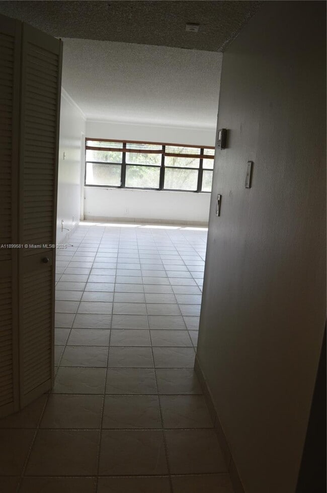 Building Photo - 303 Racquet Club Rd