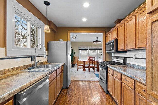 Building Photo - 811 Ellwood Ave