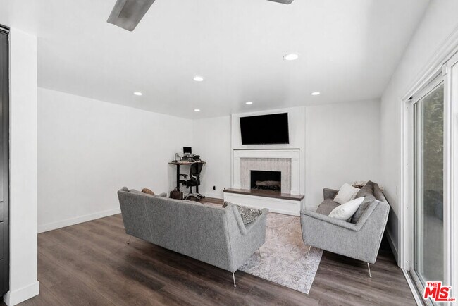 Building Photo - 5516 Bluebell Ave