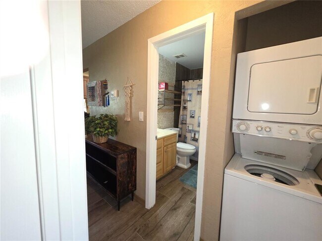 Building Photo - 400 Oakridge Blvd