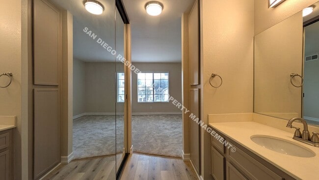 Building Photo - Highly Updated 2-Bedroom Condo in Prime Mi...