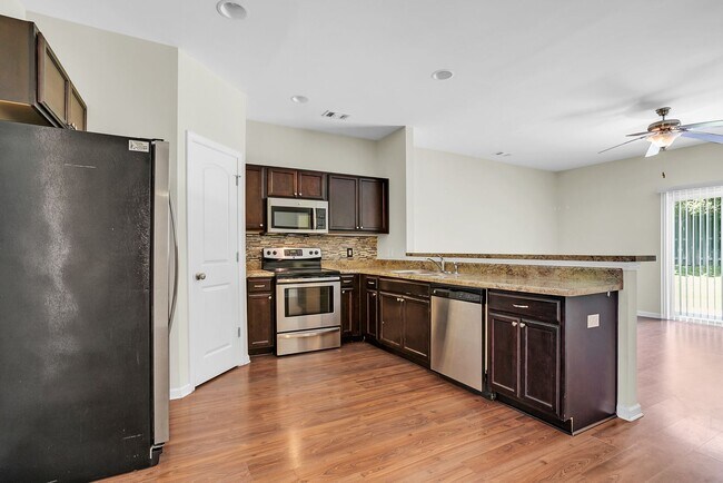 Building Photo - 3 Bedroom 2.5 Bathroom Townhome in Richmon...