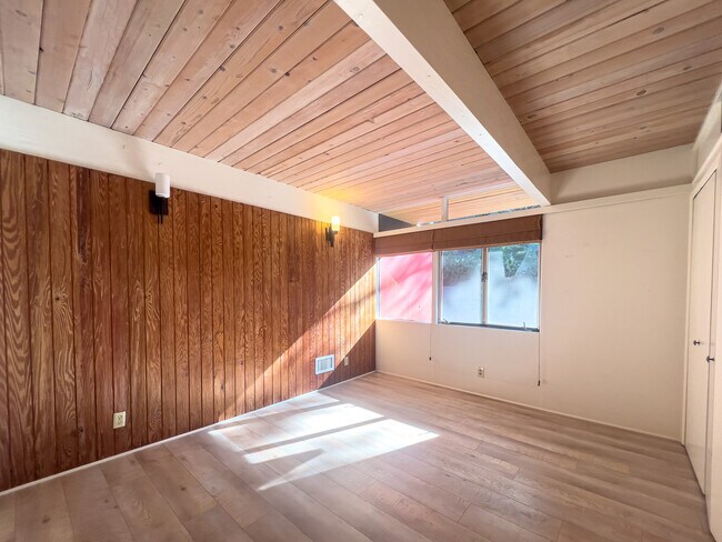 Building Photo - 1404 Oak Grove Dr