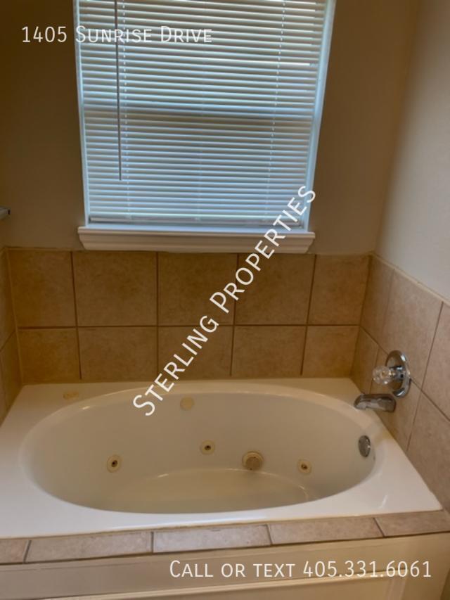 Building Photo - 1405 Sunrise Dr