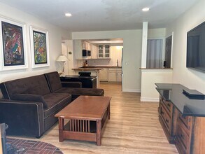 Building Photo - Beautiful Condo in Carbondale!