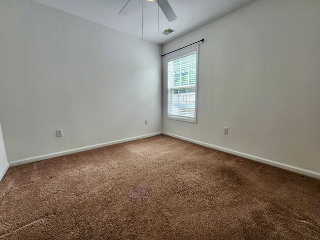 Building Photo - Spacious 3 bedroom with an outside oasis -...