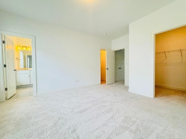 Building Photo - 4 Bedroom Townhome 2 Car garage - Wake Forest