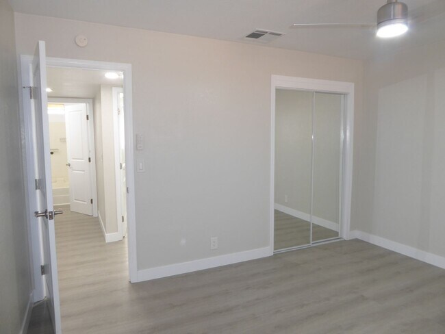 Building Photo - 204 W Robertson Rd