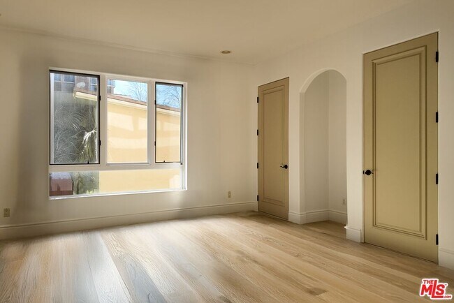 Building Photo - 137 S Spalding Dr