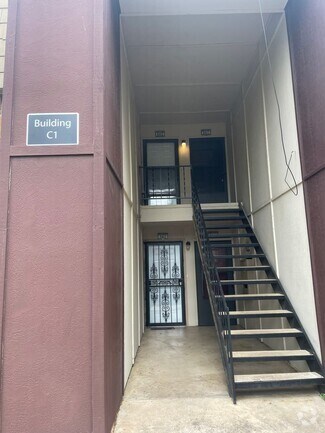 Building Photo - Move-in ready fully updated upstairs unit ...