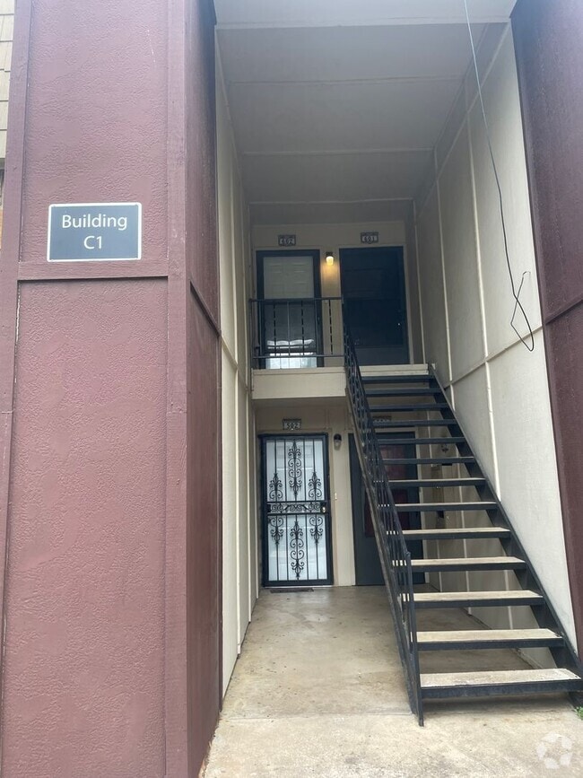 Building Photo - Move-in ready fully updated upstairs unit ...