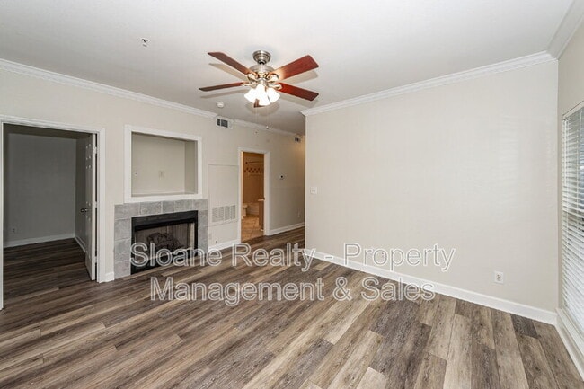 Building Photo - 700 Daniel Ellis Dr