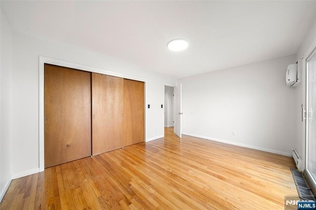 Building Photo - 209 8th St