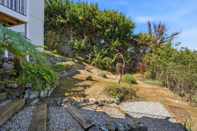 Building Photo - 531 Upland Rd