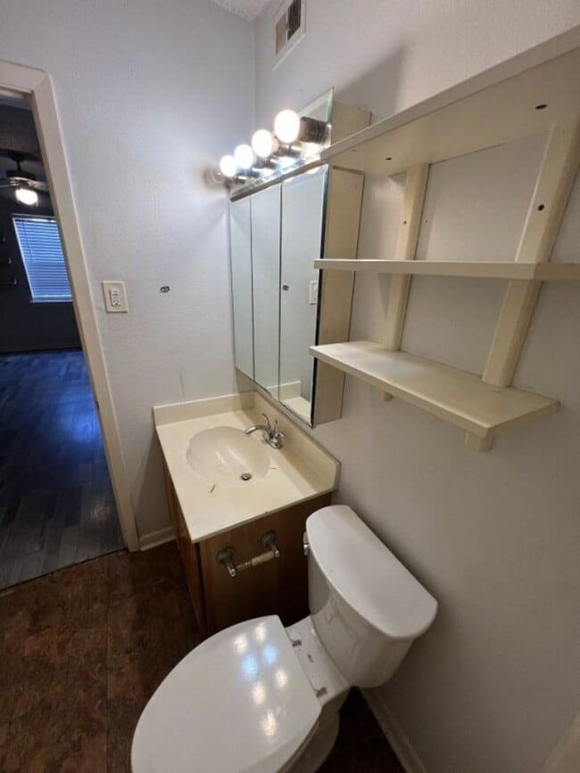 Building Photo - Stylish 2-Bed, 2-Bath Condo in Vibrant Mid...