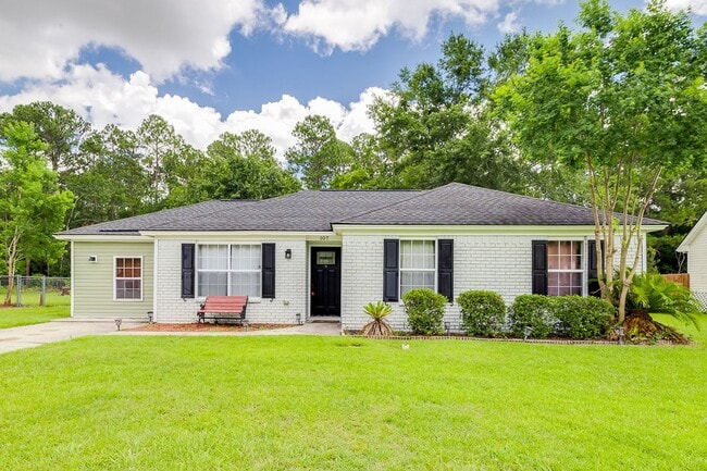 Primary Photo - Freshly Painted 4 Bed Home on Huge Lot wit...