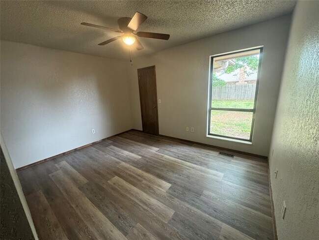 Building Photo - 325 E Parkland Dr