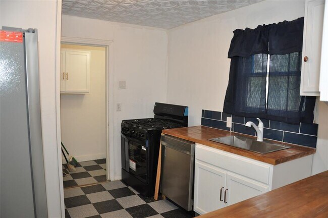 Building Photo - 1408 E Avenue D